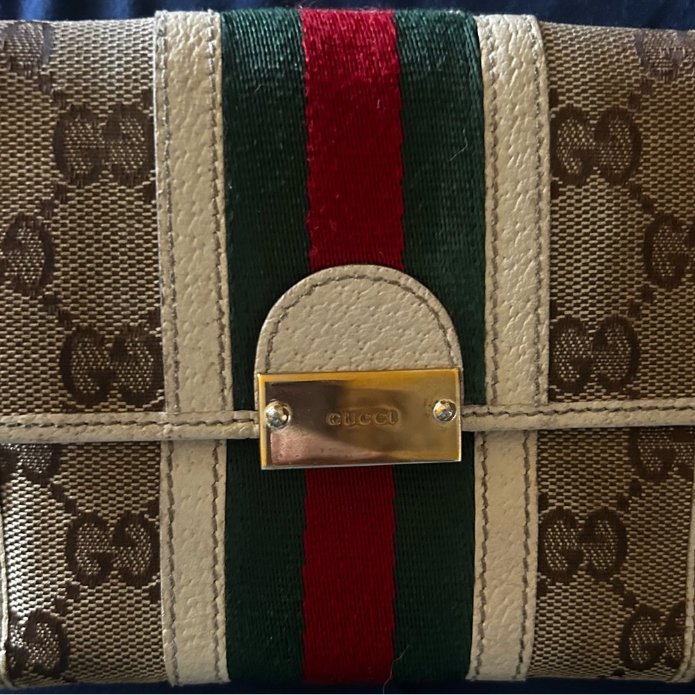 Authentic Gucci Vintage Wallet - Good Condition just needs to be cleaned!